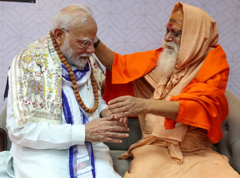 प्रधानमंत्री मोदी ने लिया स्वामी शक्ति शरणानंद सरस्वती का आशीर्वाद