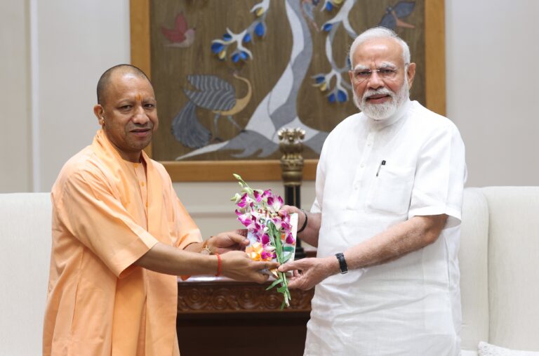 मोदी से मिले योगी, शिष्टाचार भेंट के कई राजनीतिक मायने
