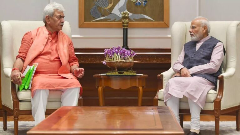 जम्मू-कश्मीर के उपराज्यपाल मनोज सिन्हा ने प्रधानमंत्री मोदी से की मुलाकात, सुरक्षा और विकास पर हुई चर्चा के संकेत