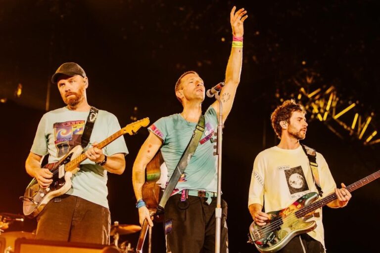 Coldplay का भारतीय संगीत संगम: श्रद्धा और स्टारडम का अद्भुत मेल