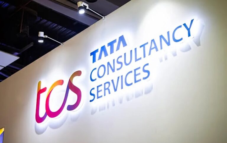 AI की मार: TCS 12,000 कर्मचारियों की करेगी छंटनी, मिड और सीनियर लेवल पर गिरेगी गाज