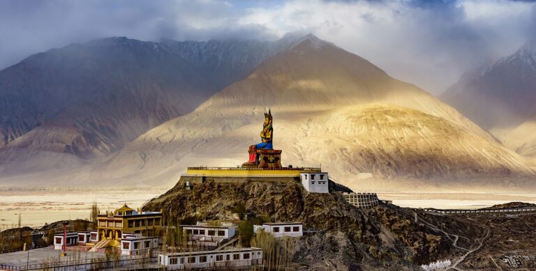 लेह – लद्दाख: भारत की छत पर बसा एक भौगोलिक, सांस्कृतिक और आध्यात्मिक चमत्कार