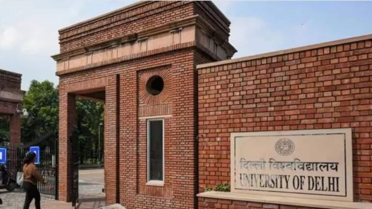 दिल्ली विश्वविद्यालय के MA Political Science पाठ्यक्रम में संशोधन को लेकर विवाद