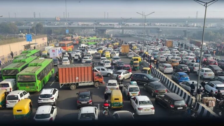 दिल्ली में आज से पुराने वाहनों पर फ्यूल बैन लागू: प्रदूषण नियंत्रण की दिशा में बड़ा कदम या जनता पर नया बोझ?