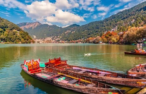 नैनीताल – तालों का शहर: प्रकृति की गोद में बसा एक जीवंत स्वप्न
