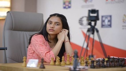 Chess World Cup 2025: दिव्या देशमुख बनीं विश्व चैंपियन, कोनेरू हंपी को हराकर रचा इतिहास