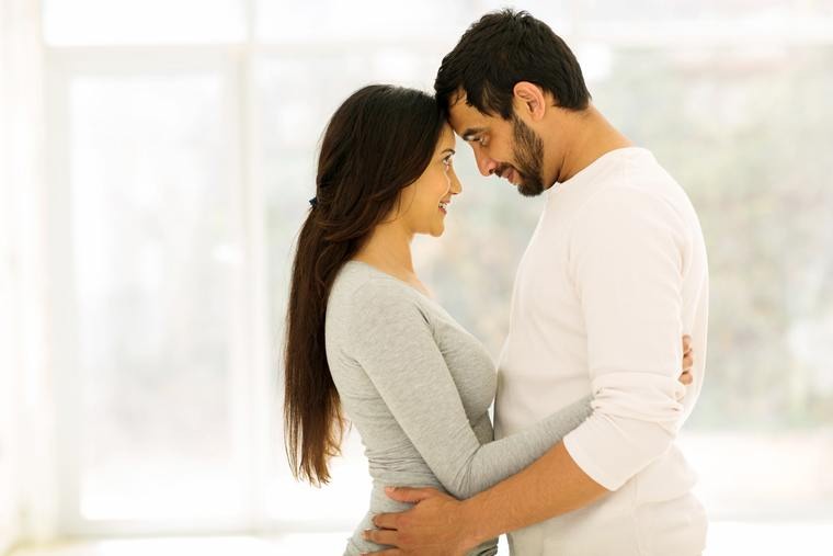 Emotional Intimacy बनाम Physical Intimacy: क्या आज के रिश्तों में भावनाएं कमजोर पड़ गई हैं?
