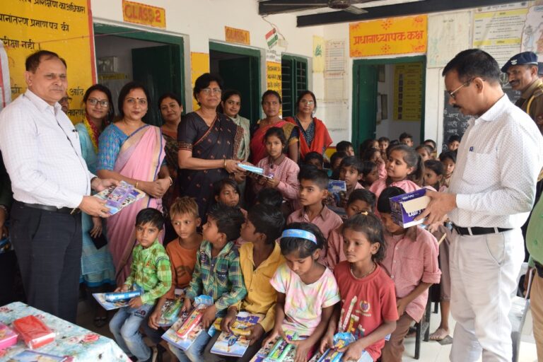 भाषा की रोशनी, ज्ञान की मशाल: दो भाषाओं में दक्षता और विवेक से बनेगा सशक्त युवा