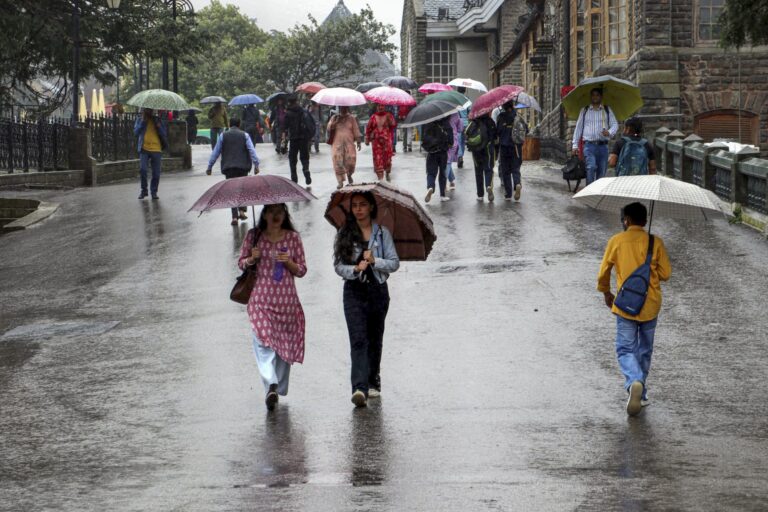 हिमाचल में बारिश का कहर: 250 सड़कें बंद, ऑरेंज अलर्ट