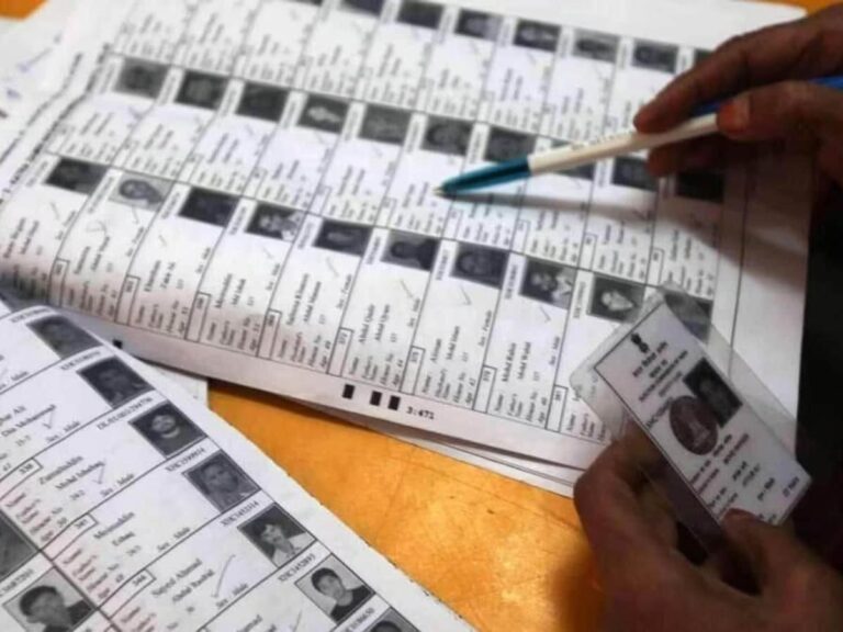 बिहार में वोटर लिस्ट पर घमासान: विपक्ष बोला, लोकतंत्र का गला घोंट रहा आयोग, लाखों नहीं कर पाएंगे मतदान