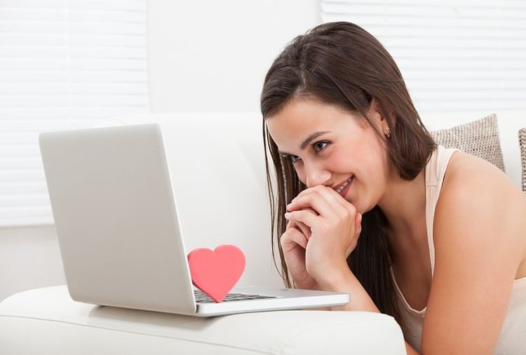 “डिजिटल इंटीमेसी: क्या ऑनलाइन रिश्ते असली होते हैं?”