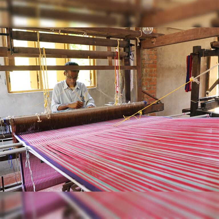 भारतीय पारंपरिक वस्त्रों की ओर लौटता फैशन: जनरेशन Z में हैंडलूम और खादी का बढ़ता क्रेज़