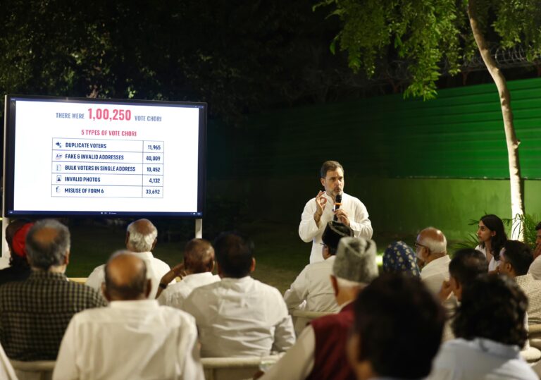 राहुल गांधी का “वोट चोरी” पर बड़ा खुलासा: लोकतंत्र की रक्षा के लिए सियासी रणभूमि में उतरे कांग्रेस नेता