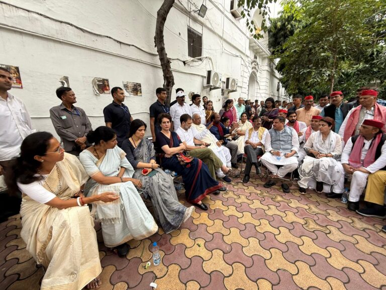 राहुल के नेतृत्व में विपक्ष का मार्च, पुलिस ने हिरासत में लिया; सांसद बोले, “लोकतंत्र से डरते हैं कायर मोदी, वोट चोर — गद्दी छोड़”