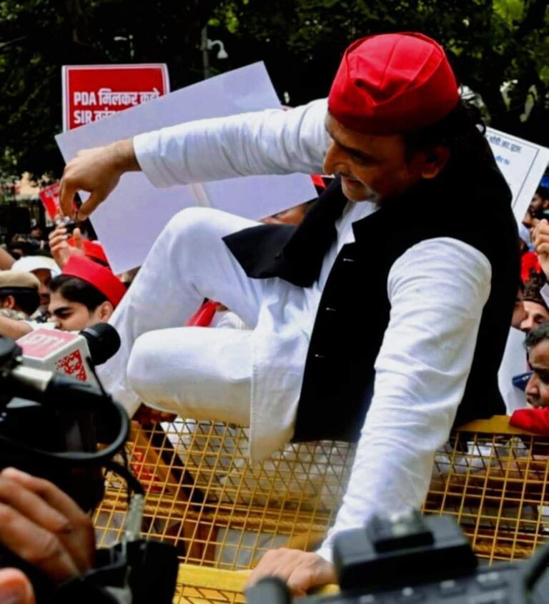 गजब की फुर्ती! बैरिकेडिंग पर चढ़कर अखिलेश यादव ने किया जबरदस्त छलांग, पुलिस भी रह गई दंग