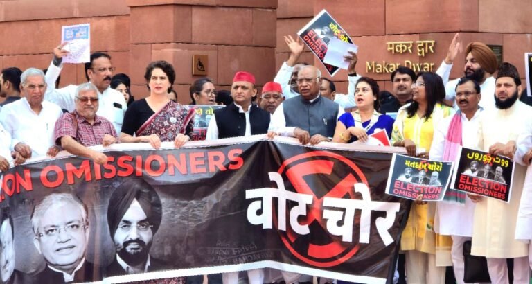 विपक्ष का बिहार में ‘वोट चोरी’ और BJP के SIR के खिलाफ एकजुट प्रदर्शन, लोकतंत्र की रक्षा का संकल्प**