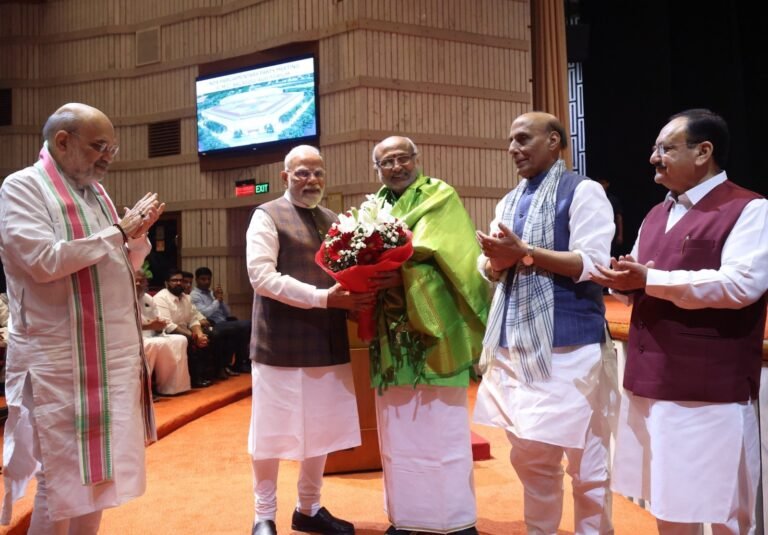 एनडीए की संसदीय दल की बैठक में पीएम मोदी ने उपराष्ट्रपति पद के उम्मीदवार सी.पी. राधाकृष्णन का किया सम्मान