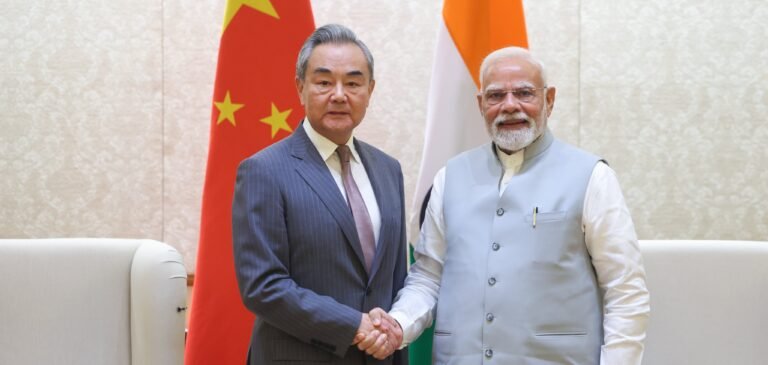 भारत-चीन संबंधों में पिघलती बर्फ: PM मोदी और चीनी विदेश मंत्री की मुलाकात, ‘Steady Progress’ का दिया संदेश