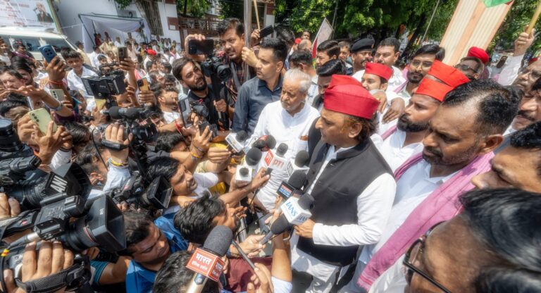 अखिलेश का विस्फोटक हमला: भाजपा सरकार और चुनाव आयोग मिलकर कर रहे हैं लोकतंत्र की हत्या!