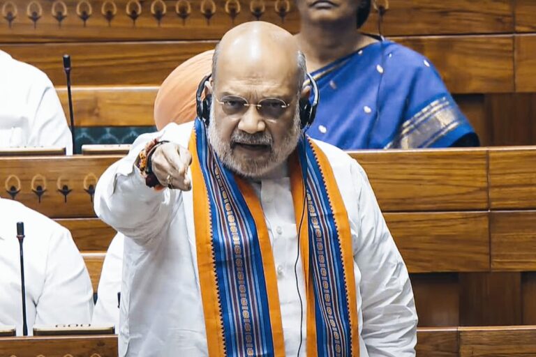 लोकतंत्र पर हमला: विपक्ष ने अमित शाह के PM-CM हटाने वाले विधेयक की कॉपी फाड़ फेंकी, संसद में भारी हंगामा