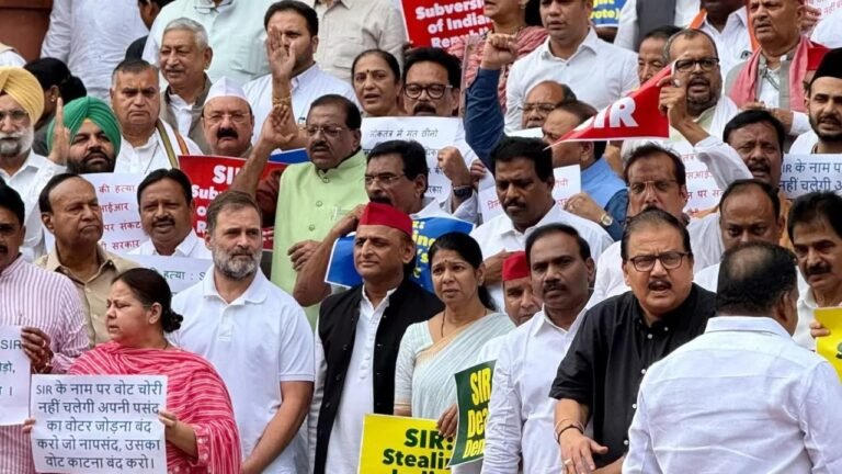 वोट चोर गद्दी छोड़ : INDIA गठबंधन का बड़ा हमला, संसद से सड़कों तक जोरदार प्रदर्शन