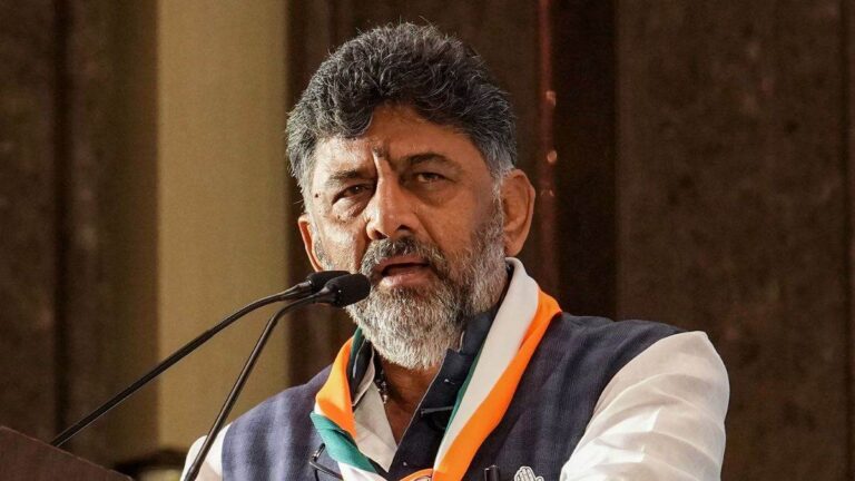 डीके शिवकुमार ने कांग्रेस से मांगी माफी, RSS प्रार्थना पढ़ने पर भड़के कांग्रेसी