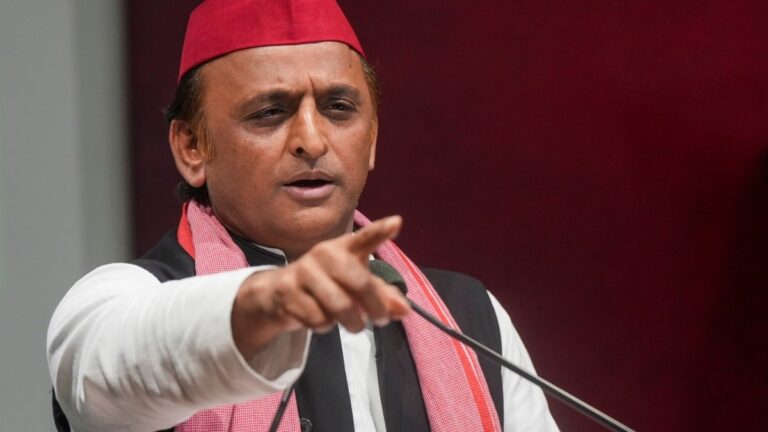 बिहार डिप्टी सीएम वोटर आईडी विवाद के बीच अखिलेश का यूपी पर हमला, बोले—‘सीएम ने कराई वोट लूट’