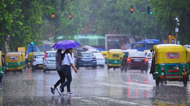 IMD ने दिल्ली के लिए जारी की रेड अलर्ट: आकाशीय बिजली और भारी बारिश की चेतावनी