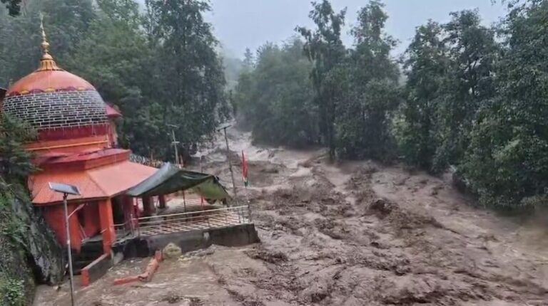 डोडा में बादल फटा: बाढ़ और भूस्खलन से हालात गंभीर
