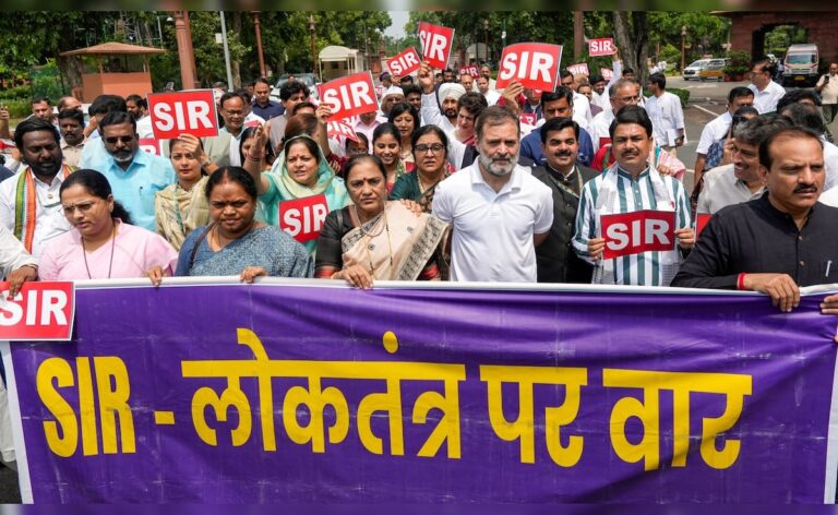 संसद में विपक्ष का हमला: SIR पर गांधी परिवार की अगुवाई में प्रदर्शन, चुनाव आयोग पर पक्षपात का आरोप