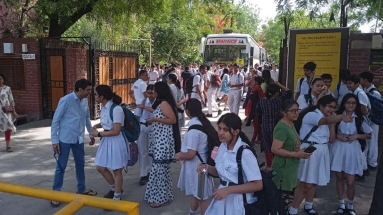 दिल्ली में बम धमकी से मचा हड़कंप, कई स्कूल खाली कराए गए