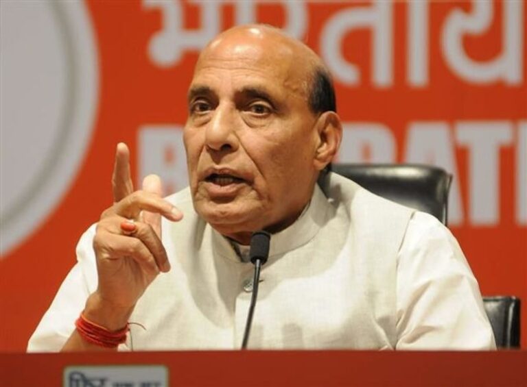 “2024 में वोट चोरी का एटम बम है हमारे पास” — राहुल का दावा, राजनाथ की चुनौती: “तो फोड़िए, लेकिन खुद न उड़ जाएं”