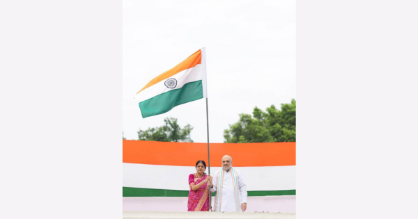 अमित शाह ने ‘हर घर तिरंगा’ अभियान के तहत दिल्ली स्थित आवास पर फहराया तिरंगा