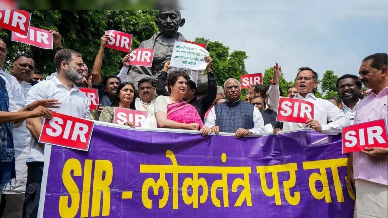 “‘वोट चोरी’ और बिहार SIR पर गरजा विपक्ष: संसद से EC दफ़्तर तक INDIA गठबंधन का प्रदर्शन”