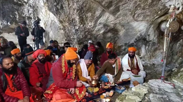 अमरनाथ यात्रा का अंतिम चरण शुरू: ‘छड़ी मुबारक’ ने गुफा मंदिर की ओर बढ़ाया कदम