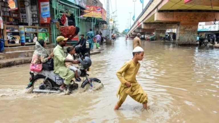 पाकिस्तान में बाढ़ का कहर: मौत और तबाही का बढ़ता सिलसिला
