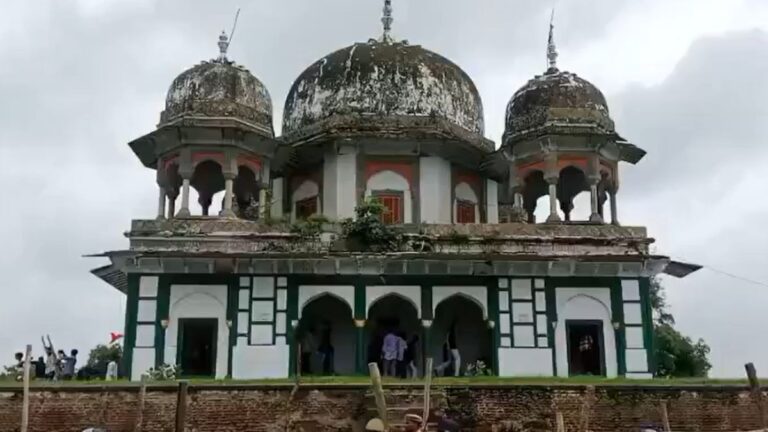 फतेहपुर में मकबरे पर विवाद: दो समुदाय आमने-सामने, भारी पुलिस बल तैनात