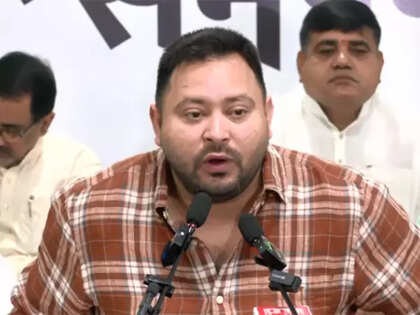 तेजस्वी का चुनाव आयोग पर बड़ा आरोप: गुजरात के लोग बन रहे हैं बिहार के वोटर
