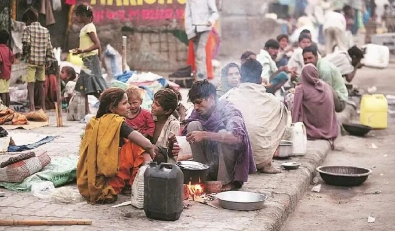 83% लोग 171 रुपए से भी कम में जी रहे: भारत की अर्थव्यवस्था किसके लिए?