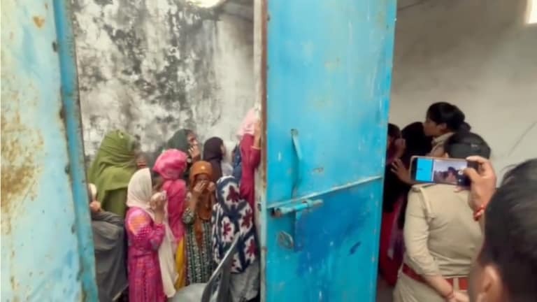 बहराइच में अवैध मदरसे के शौचालय में बंद मिलीं 40 नाबालिग छात्राएँ, प्रशासन ने कराया बाहर