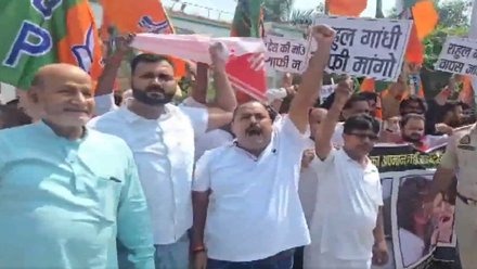 रायबरेली में मोदी पर बरसे राहुल, बताया “देश के लिए हानिकारक” : विरोध में सड़क पर बीजेपी कार्यकर्ता