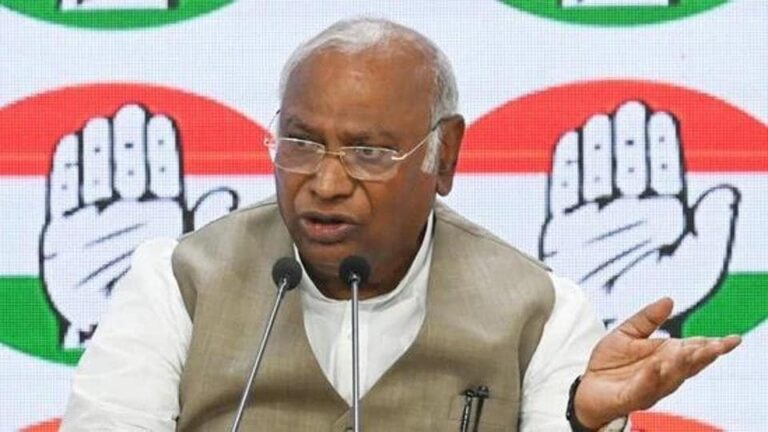 गुजरात से कांग्रेस का हमला: खड़गे बोले – “RSS अंग्रेजों की गुलामी करता था, आज भी सत्ता में मलाई खा रहा है”