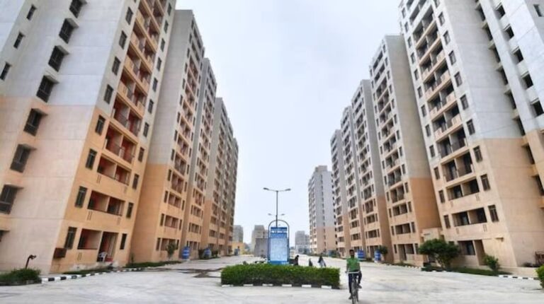 DDA हाउसिंग स्कीम पर बवाल—वेबसाइट डाउन होने के बाद फ्लैट्स ‘सोल्ड आउट’, लोगों ने उठाए स्कैम के आरोप