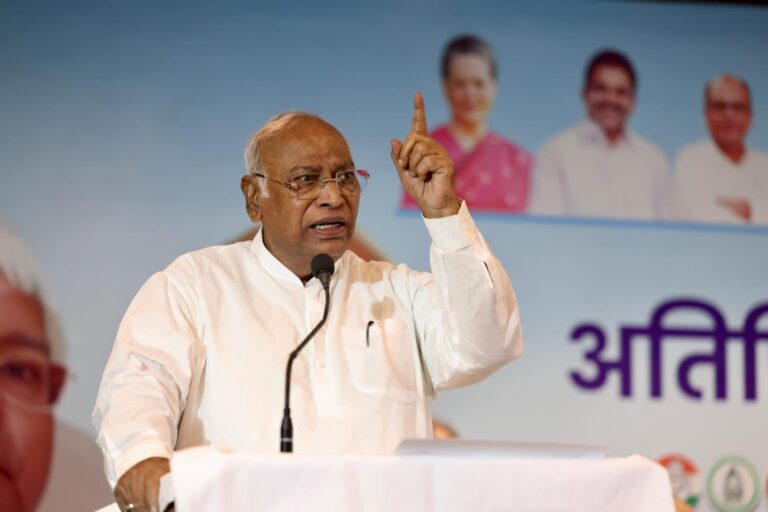 “मेरे मित्र ही देश को मुसीबत में डाल रहे हैं” — पटना CWC बैठक में खड़गे का पीएम मोदी पर सीधा हमला