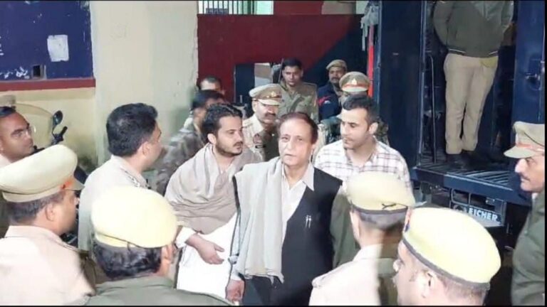 आजम खान रिहा: सीतापुर जेल से बाहर आते ही बेटों संग रामपुर रवाना, खामोशी ने बढ़ाई सियासी हलचल