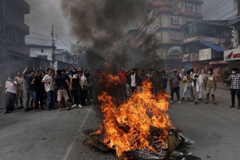 धधकते नेपाल में शाम पांच बजे से पूरे देश में कर्फ्यू, एयरपोर्ट पर सेना का नियंत्रण