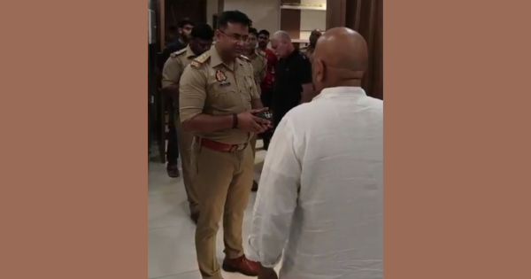 वाराणसी यात्रा से पहले कांग्रेस प्रदेश अध्यक्ष अजय राय हाउस अरेस्ट, बोले – “मोदी, वोट चोरी बंद करो!”