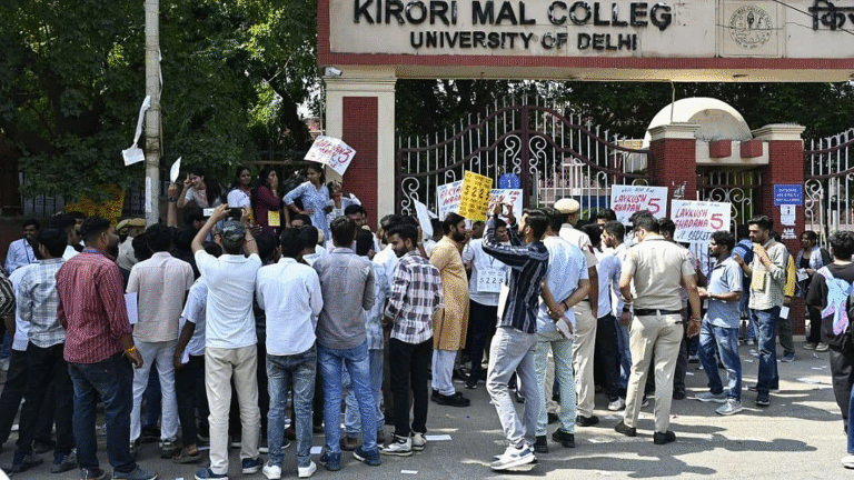 दिल्ली यूनिवर्सिटी चुनाव में बड़ी गड़बड़ी का आरोप,  हाईकोर्ट सख्त—सभी EVM सुरक्षित रखने का आदेश