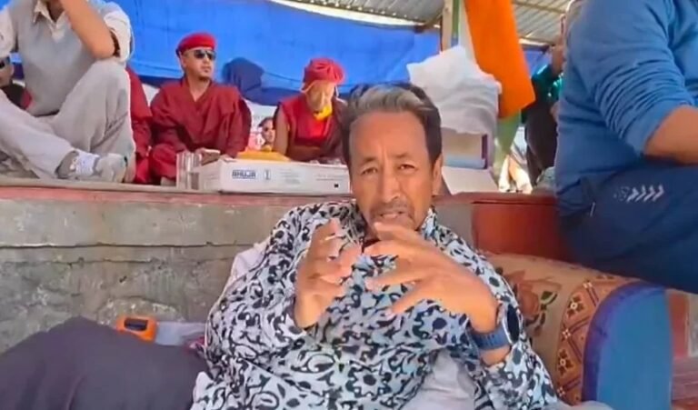 लद्दाख में बड़ा बवाल: जलवायु कार्यकर्ता सोनम वांगचुक हिरासत में, लेह में इंटरनेट बंद — लोगों में गुस्सा