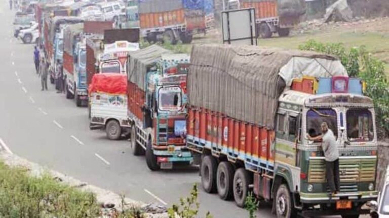 नेपाल में हिंसा का असर: 200 से ज्यादा भारतीय ट्रक फंसे, चालकों की पुकार – “हमारे आलू खराब हो जाएंगे, भारी नुकसान होगा”
